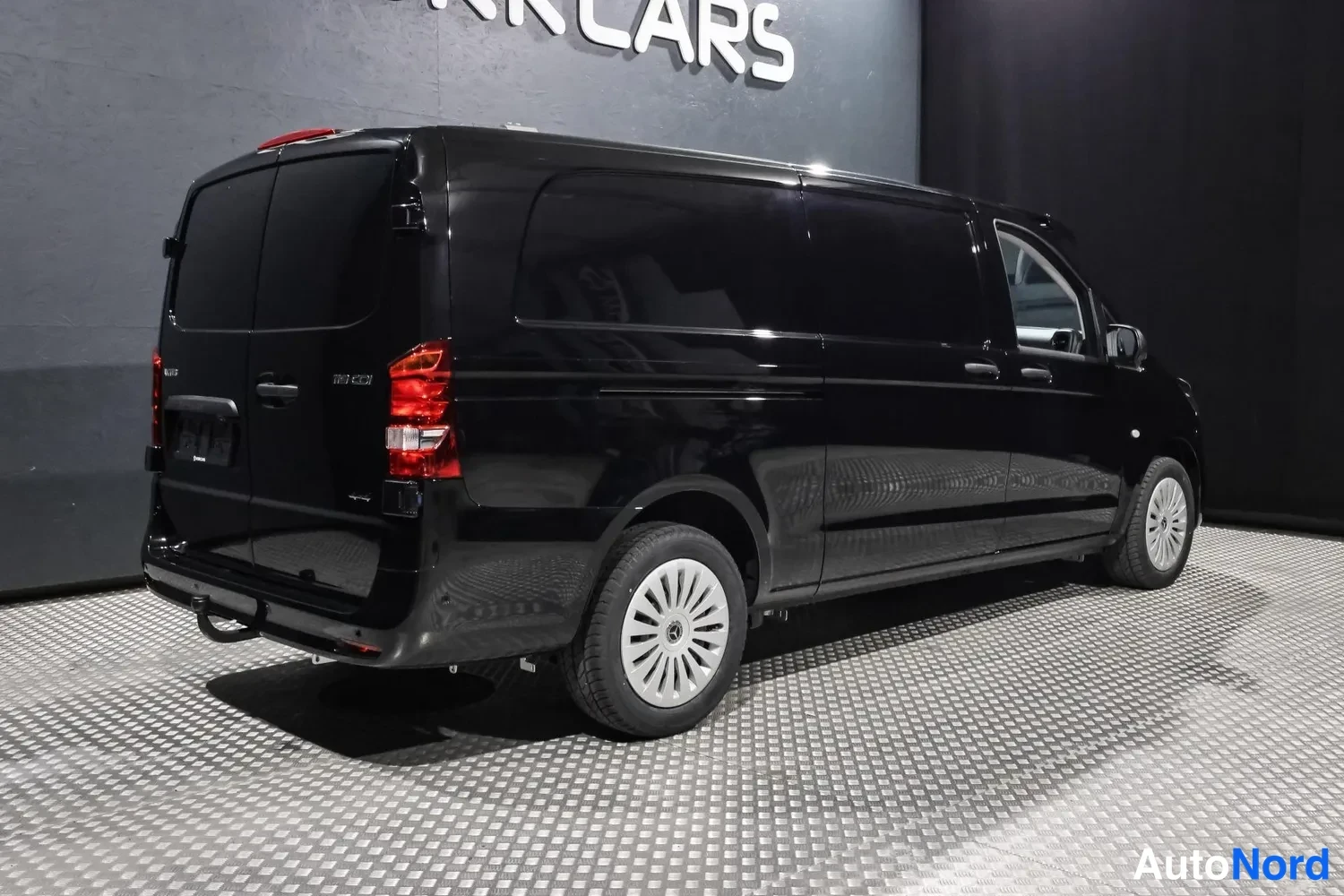 Musta Mercedes-Benz Vito 2026, takaviisto, kuva 17