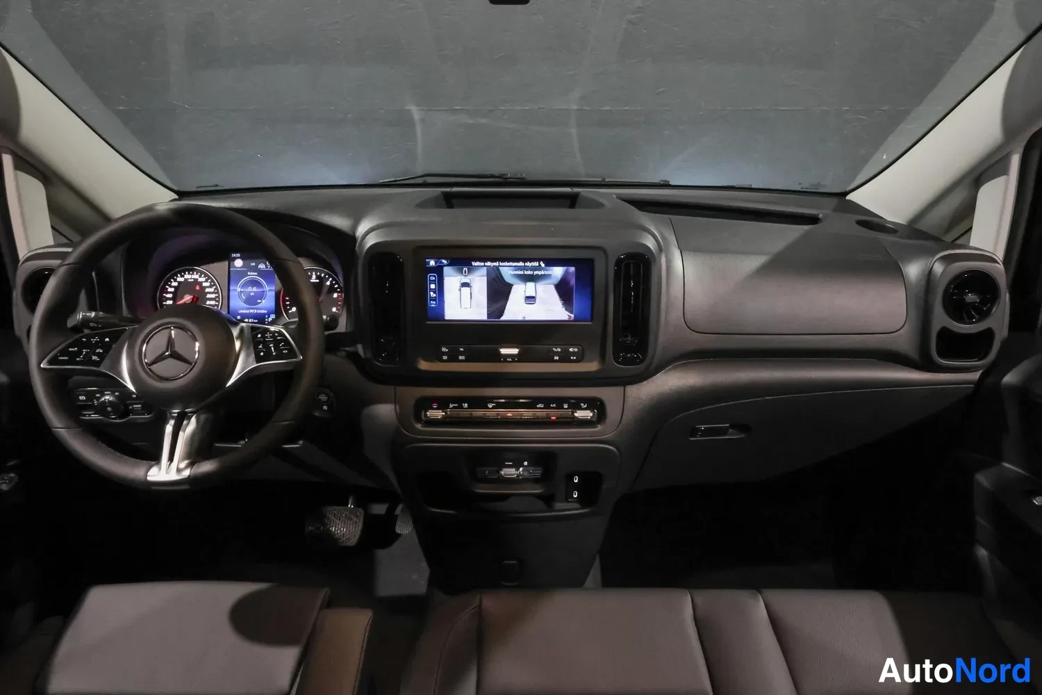 Musta Mercedes-Benz Vito 2026, ohjaamo, kuva 20