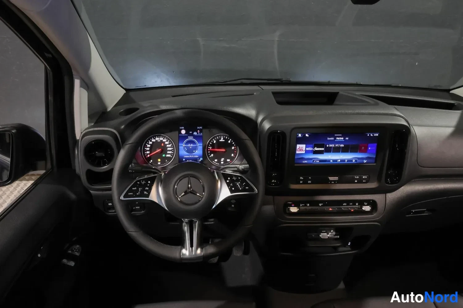 Musta Mercedes-Benz Vito 2026, ohjaamo, kuva 21