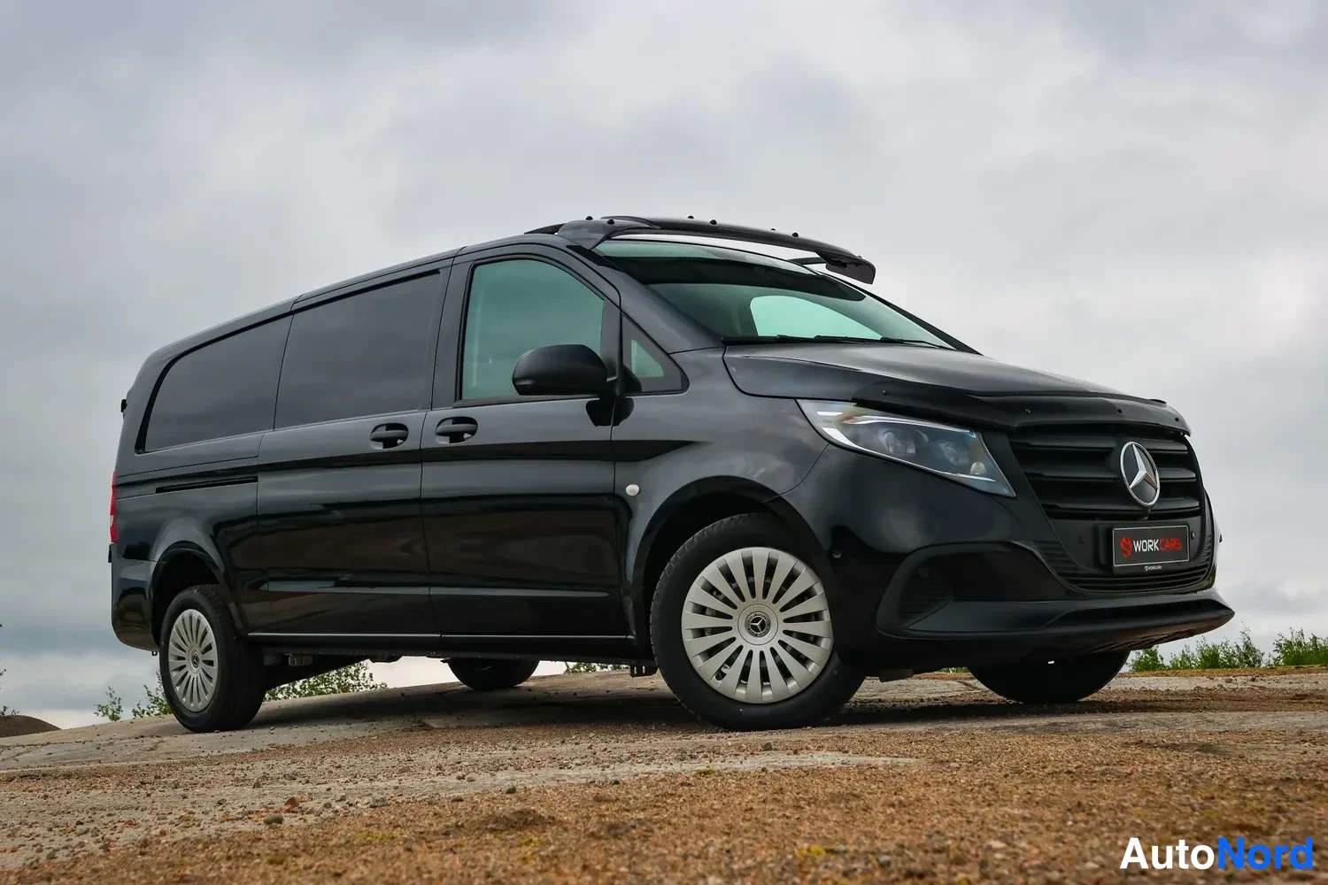 Musta Mercedes-Benz Vito 2026, etuviisto, keula oikealle, kuva 10
