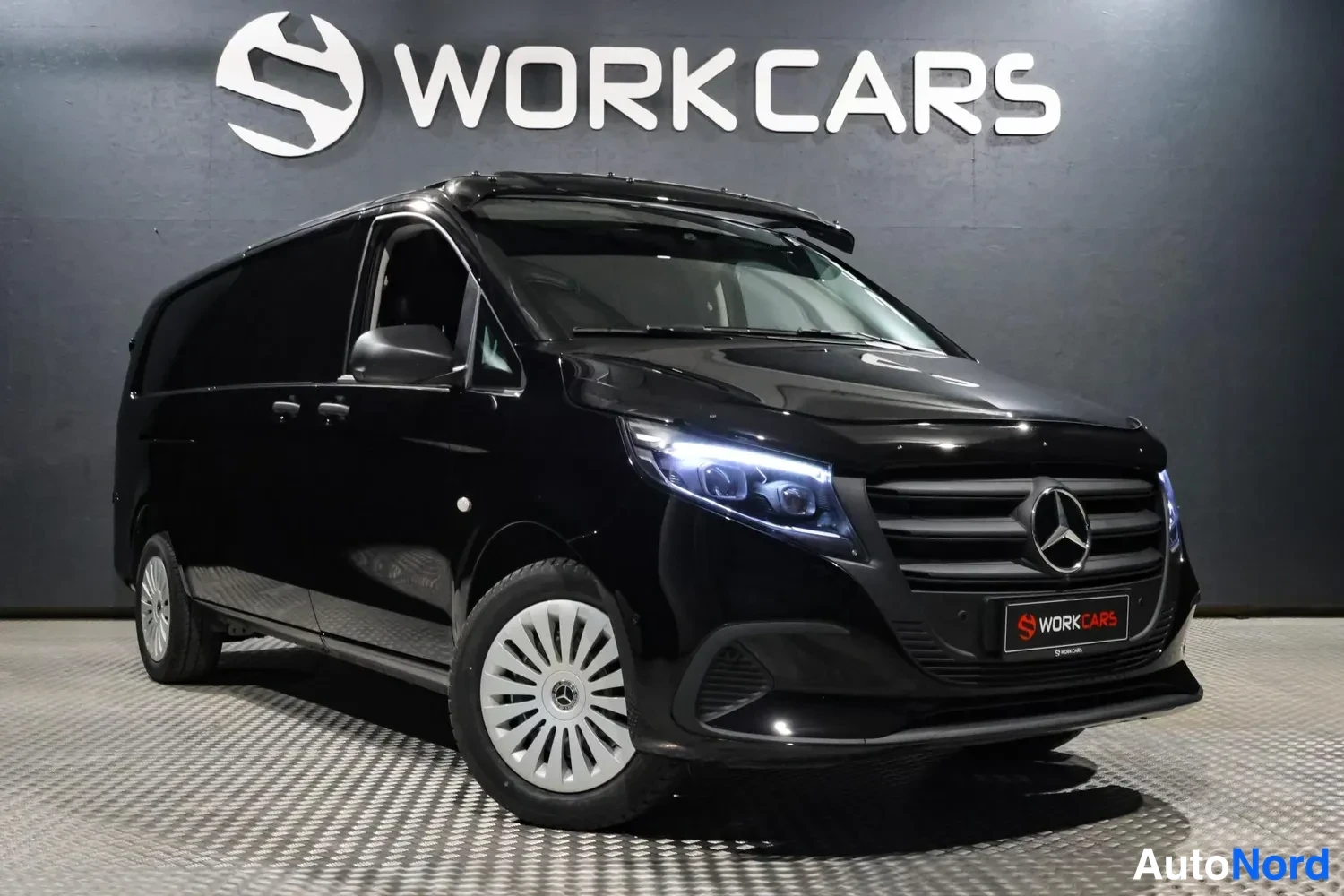 Musta Mercedes-Benz Vito 2026, etuviisto, keula oikealle, kuva 7