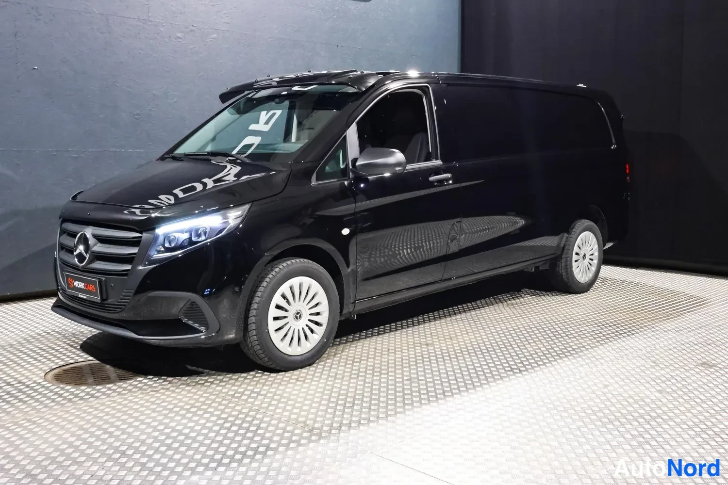 Musta Mercedes-Benz Vito 2026, etuviisto, keula vasemmalle, kuva 2