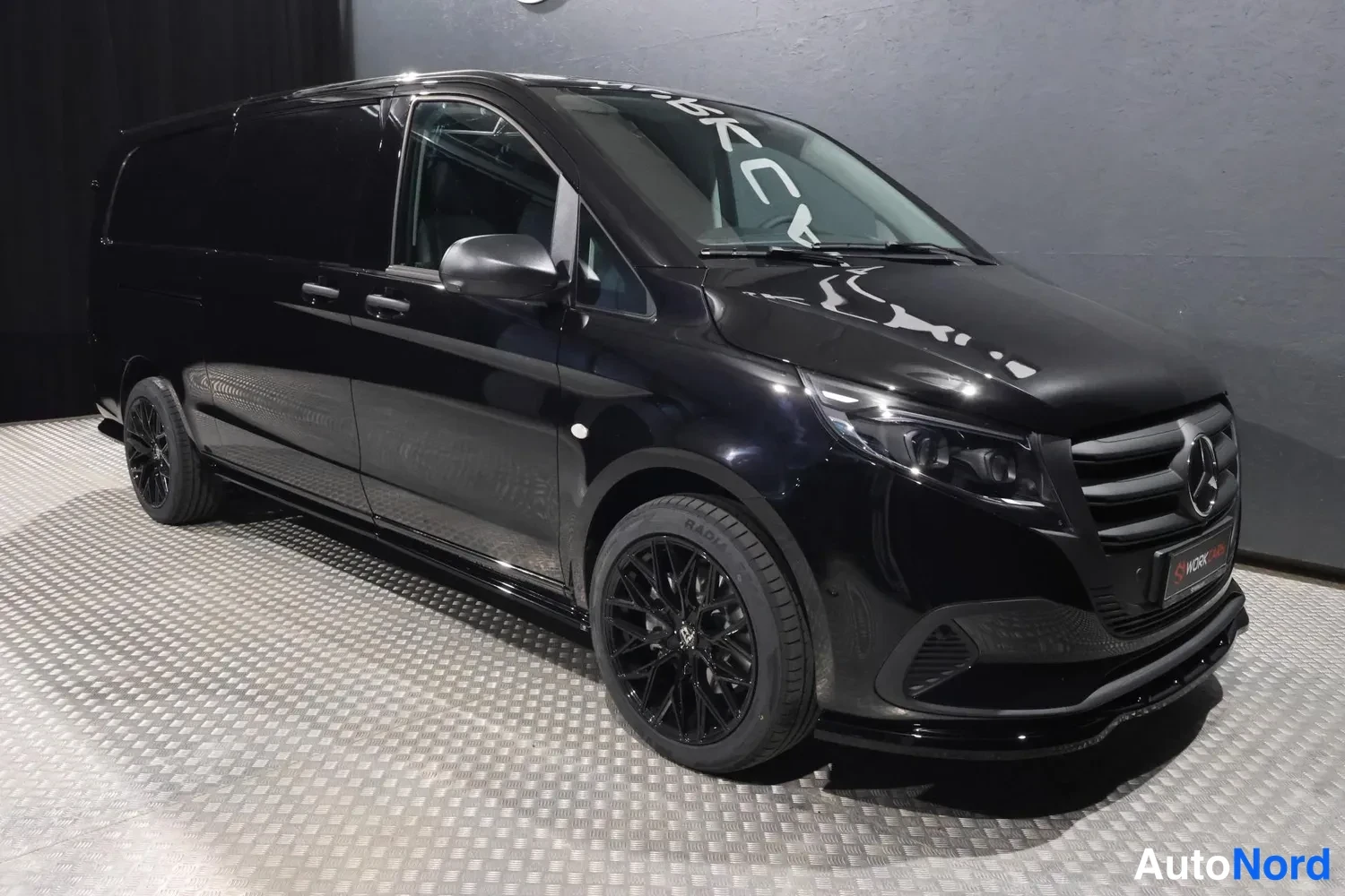 Musta Mercedes-Benz Vito Facelift 2026, etuviisto, keula oikealle, kuva 3