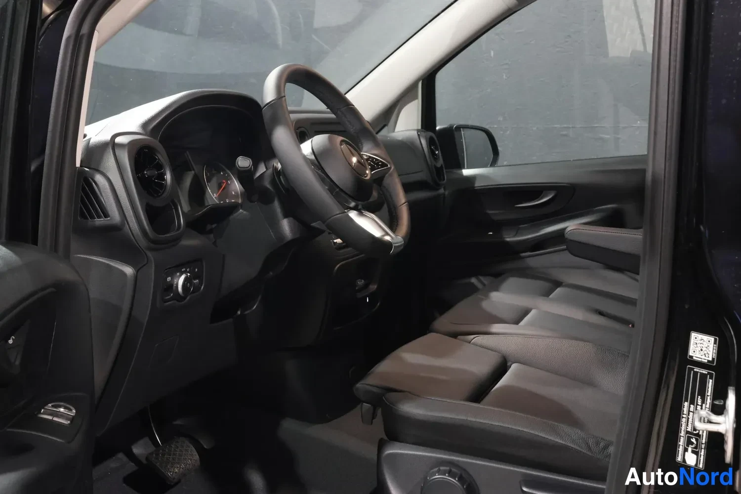 Musta Mercedes-Benz Vito Facelift 2026, ohjaamo, kuva 11