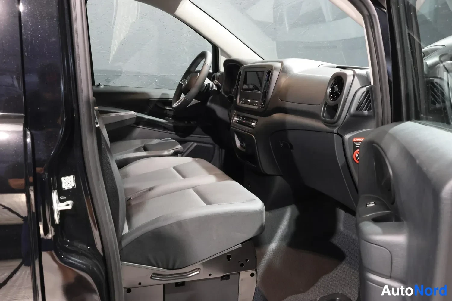 Musta Mercedes-Benz Vito Facelift 2026, etuistuimet, kuva 13