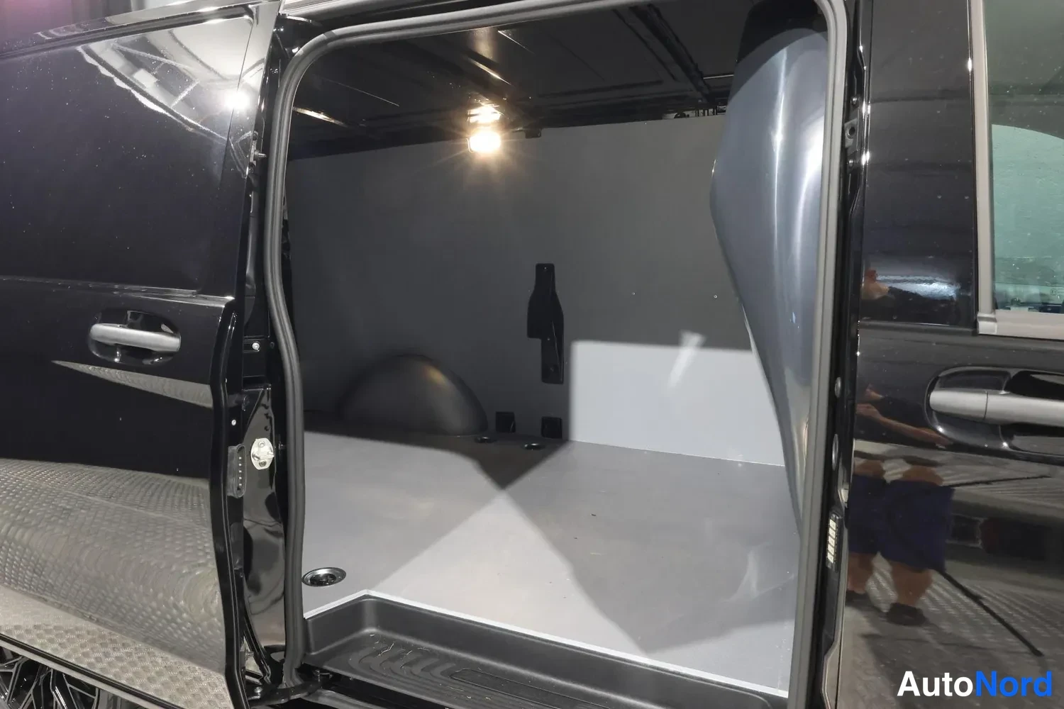 Musta Mercedes-Benz Vito Facelift 2026, tavaratila, kuva 15