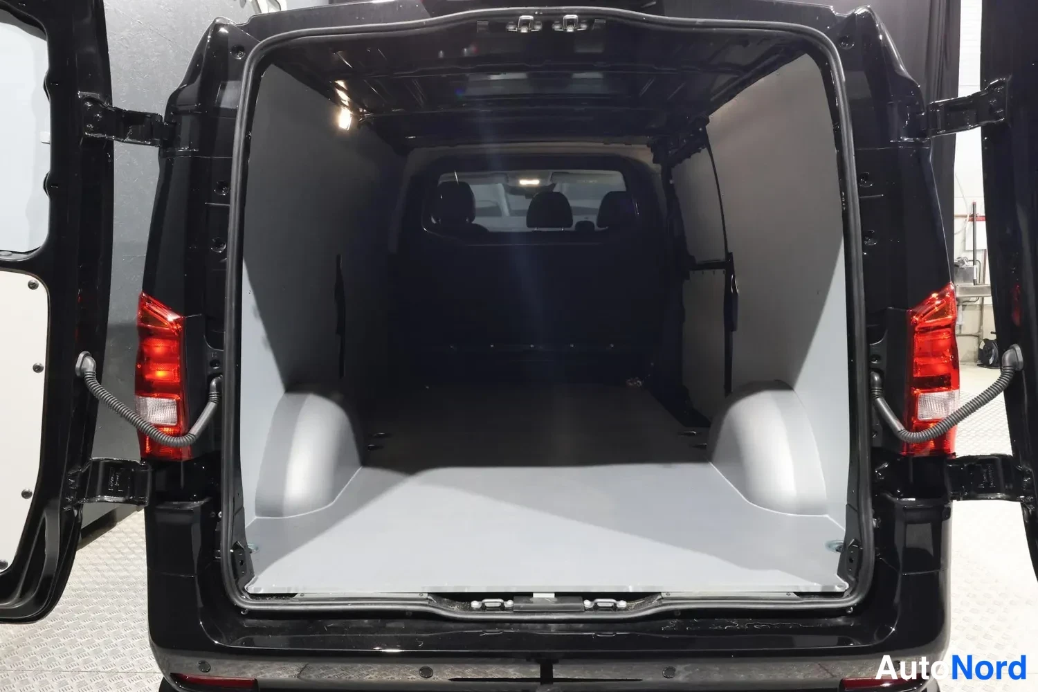 Musta Mercedes-Benz Vito Facelift 2026, tavaratila, kuva 14