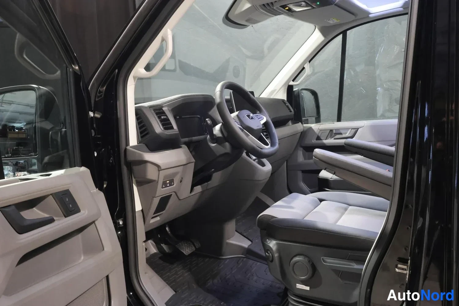 Musta Volkswagen Crafter 2026, ohjaamo, kuva 13