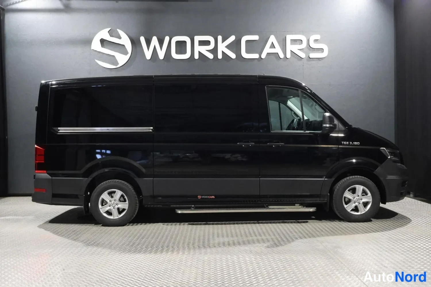 Musta Volkswagen Crafter 2026, sivulta, kuva 6