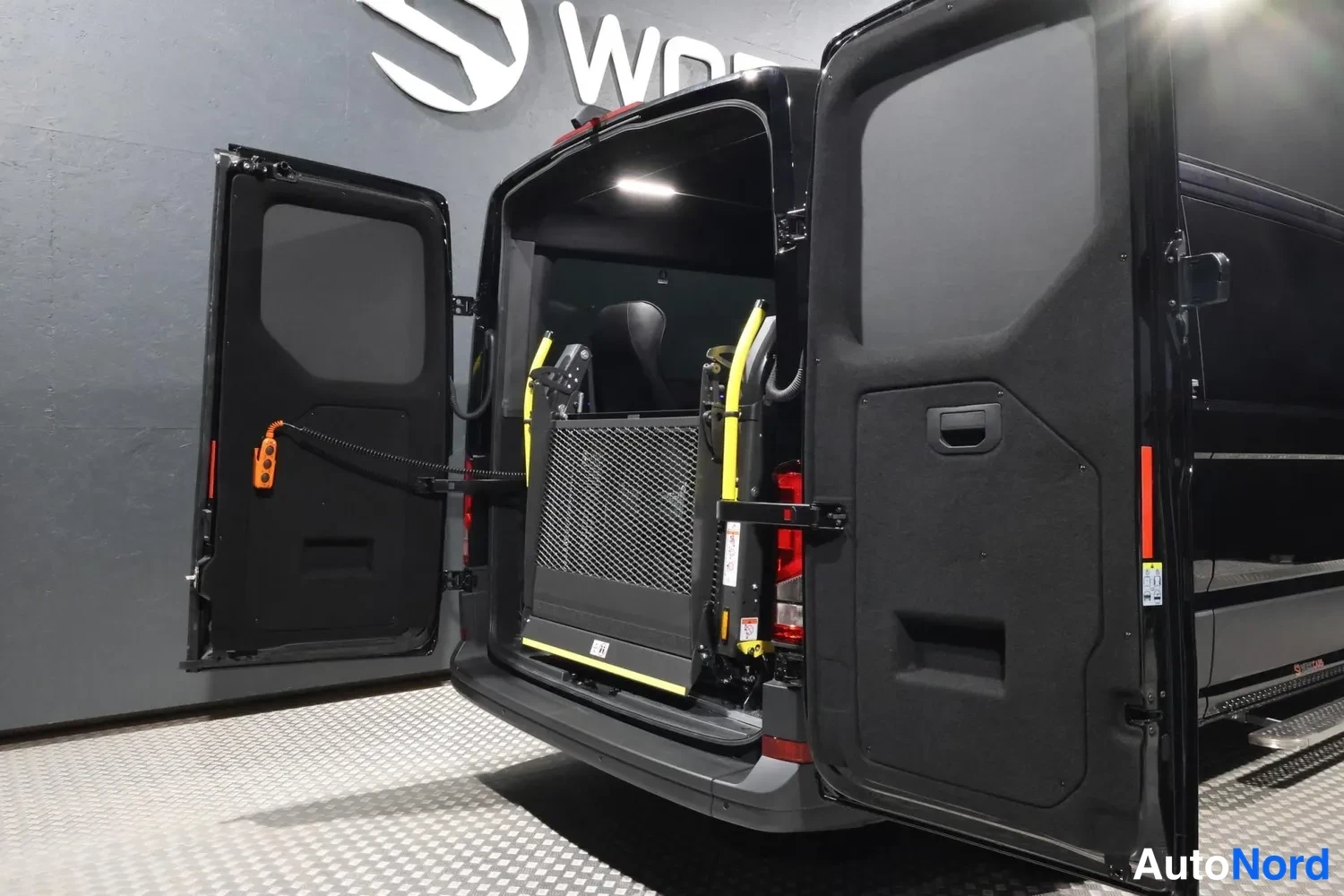 Musta Volkswagen Crafter 2026, takaviisto, kuva 11