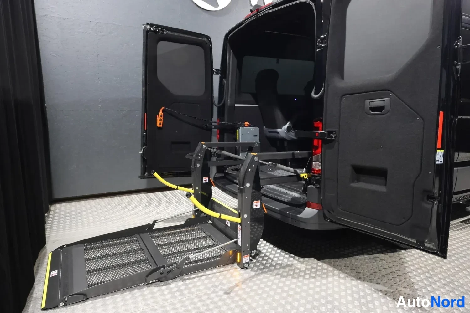 Musta Volkswagen Crafter 2026, takaviisto, kuva 12
