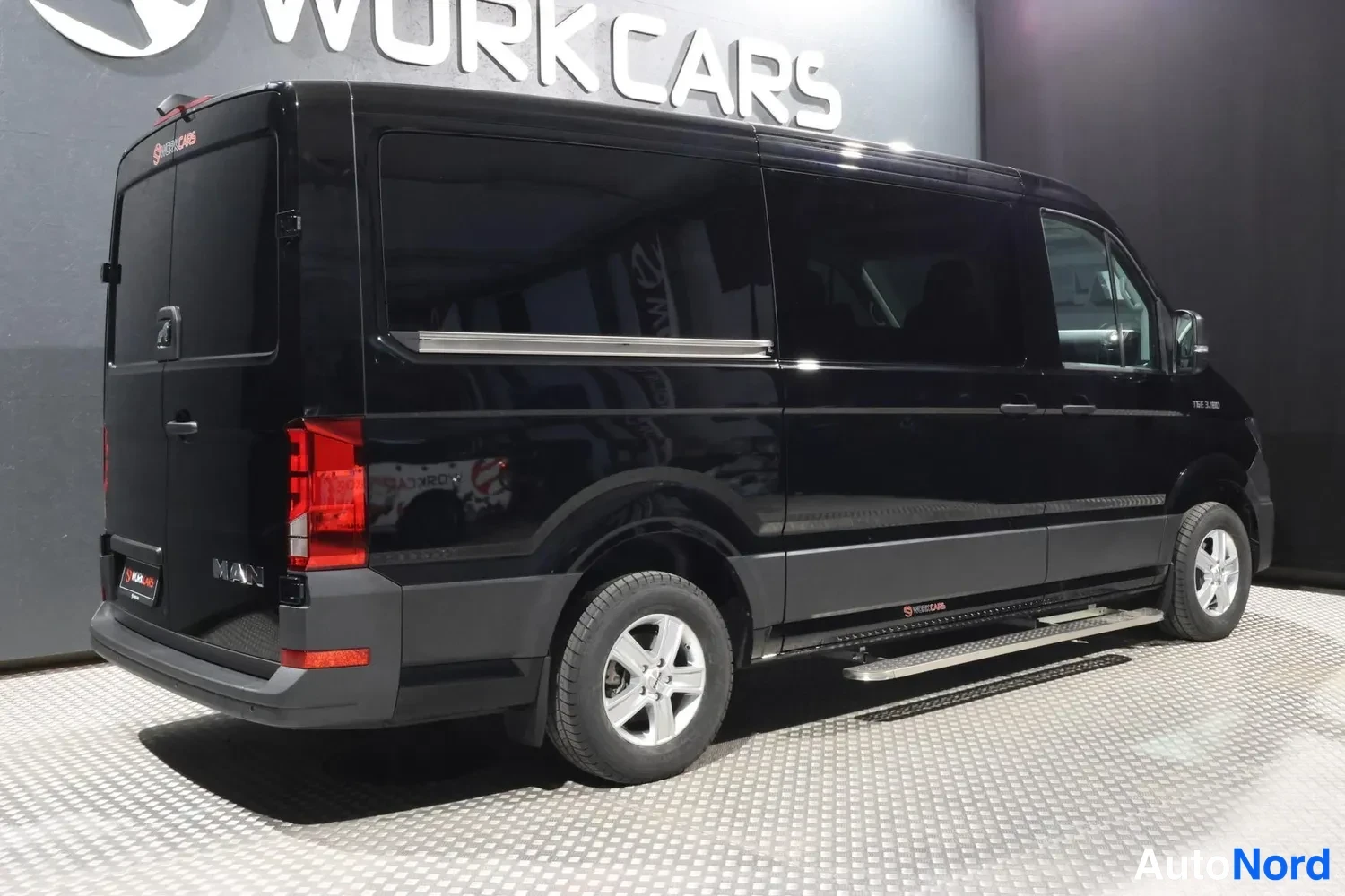 Musta Volkswagen Crafter 2026, takaviisto, kuva 8