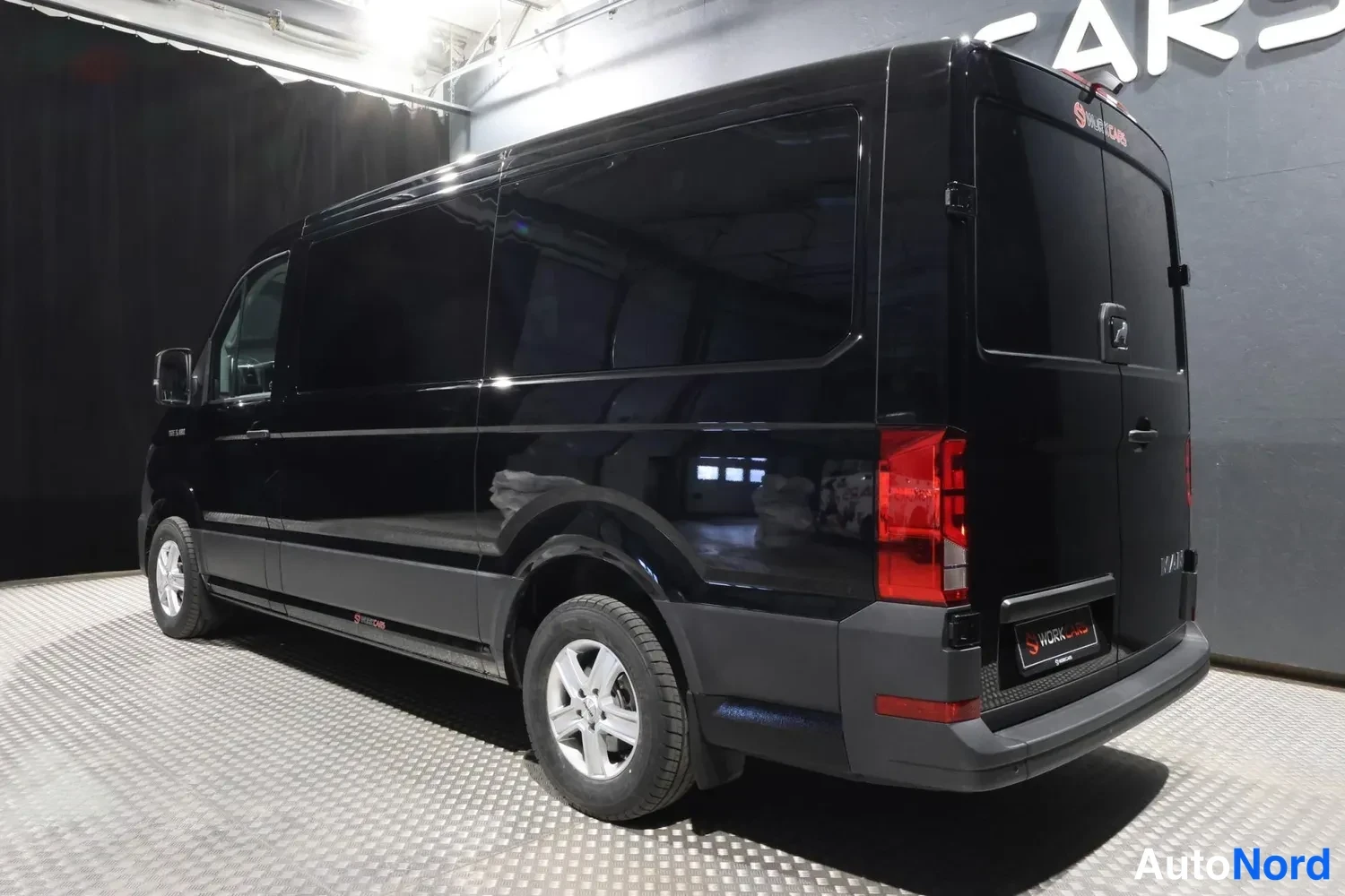Musta Volkswagen Crafter 2026, takaviisto, kuva 10