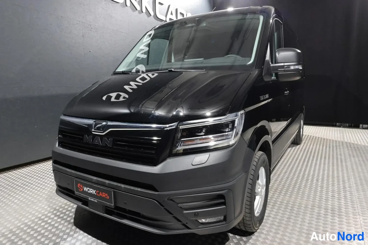 Musta Volkswagen Crafter 2026, etuviisto, keula vasemmalle, kuva 3