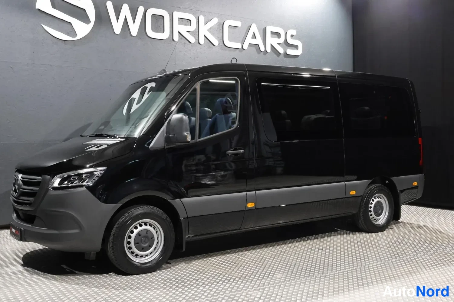 Musta Mercedes-Benz Sprinter 2026, etuviisto, keula vasemmalle, kuva 2