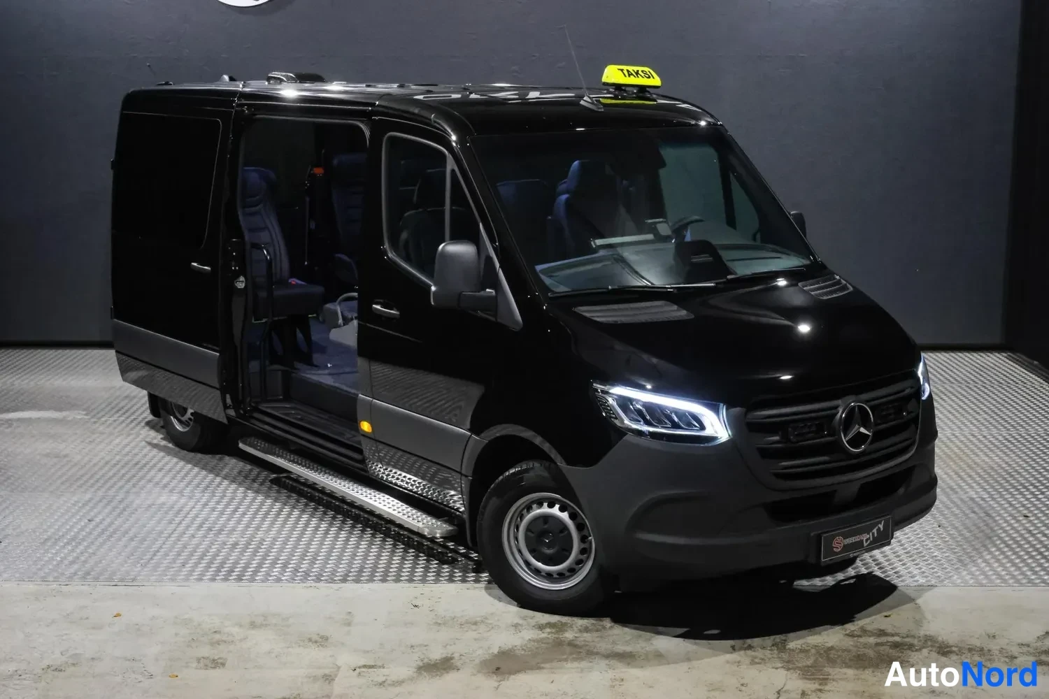 Musta Mercedes-Benz Sprinter 2026, etuviisto, keula oikealle, kuva 2