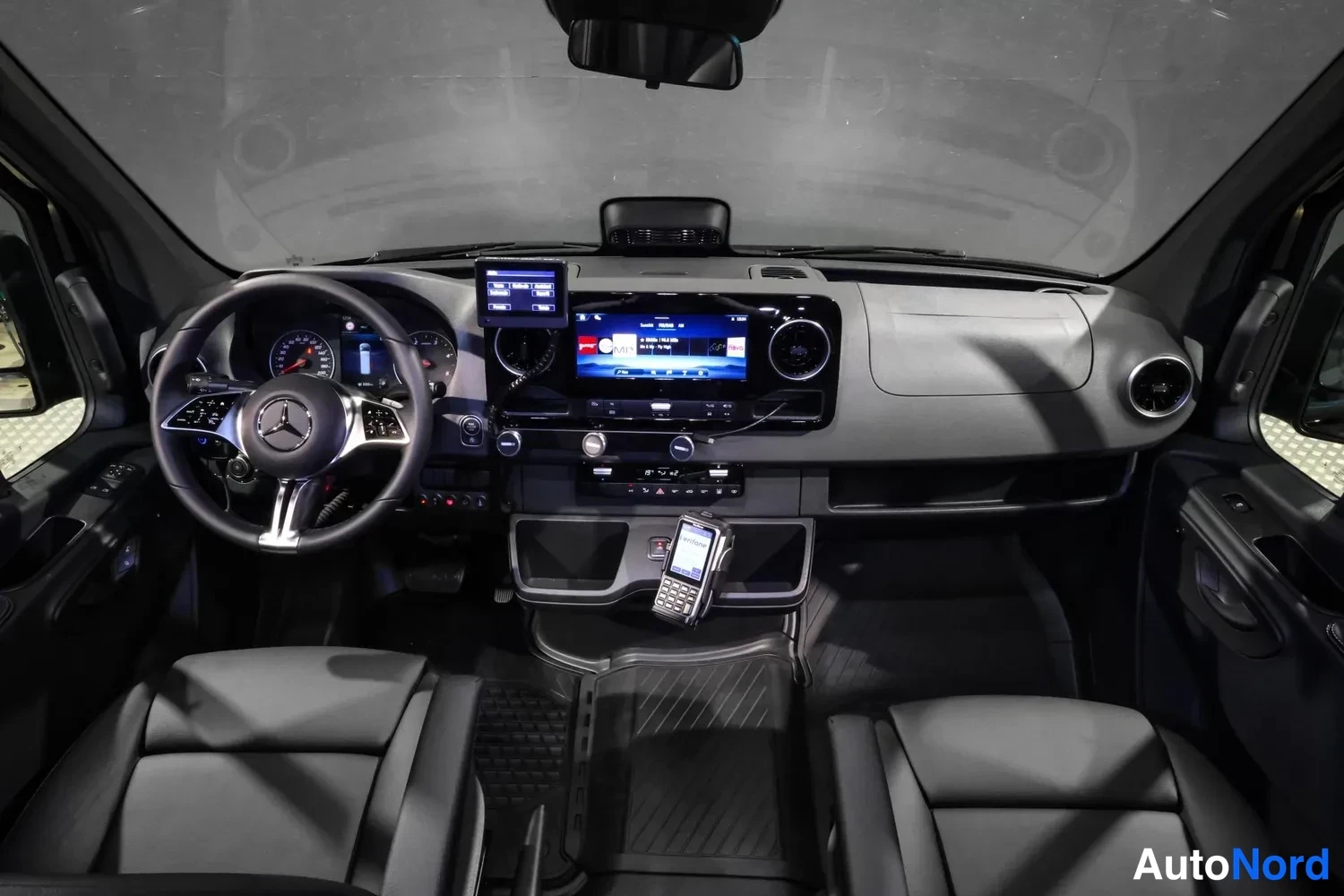 Musta Mercedes-Benz Sprinter 2026, ohjaamo, kuva 7