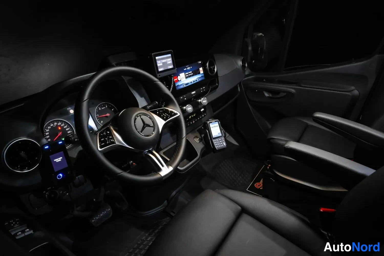 Musta Mercedes-Benz Sprinter 2026, ohjaamo, kuva 8