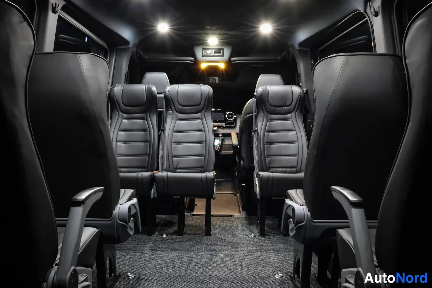 Musta Mercedes-Benz Sprinter 2026, ohjaamo, kuva 9