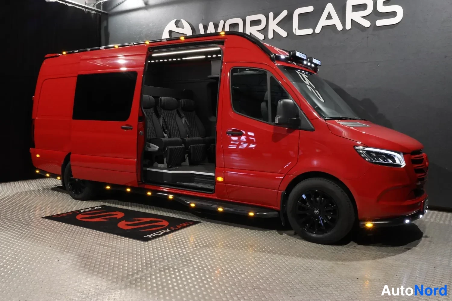 Punainen Mercedes-Benz Sprinter 2024, etuviisto, keula oikealle, kuva 3
