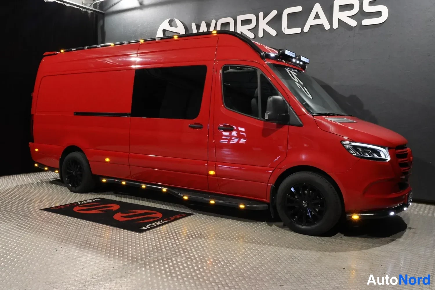 Punainen Mercedes-Benz Sprinter 2024, etuviisto, keula oikealle, kuva 4