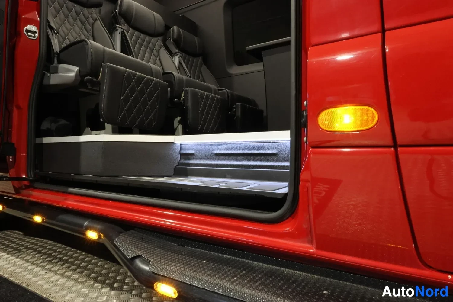 Punainen Mercedes-Benz Sprinter 2024, takaistuimet, kuva 16
