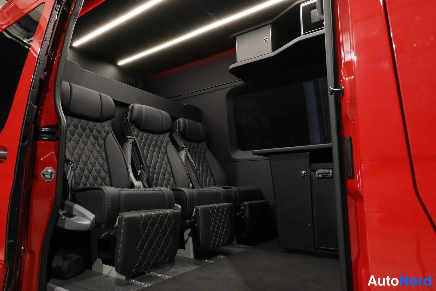 Punainen Mercedes-Benz Sprinter 2024, takaistuimet, kuva 17