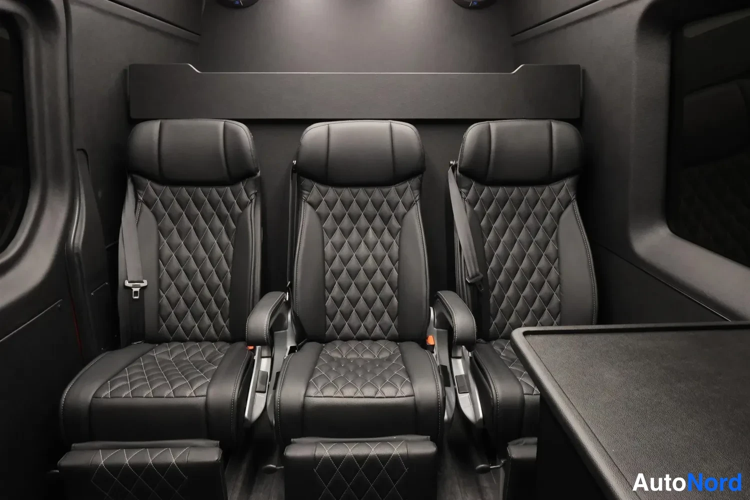 Punainen Mercedes-Benz Sprinter 2024, takaistuimet, kuva 19