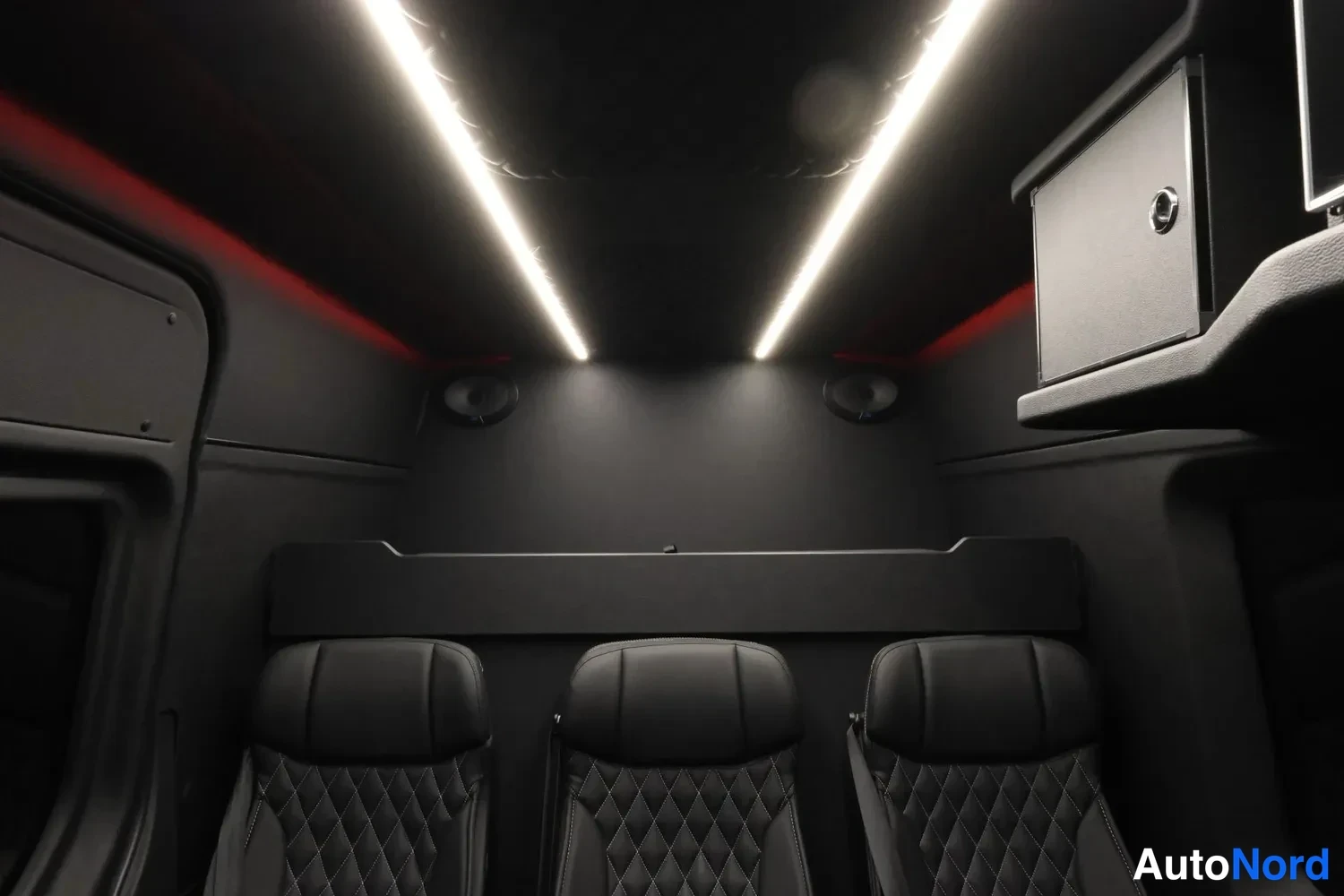 Punainen Mercedes-Benz Sprinter 2024, takaistuimet, kuva 21