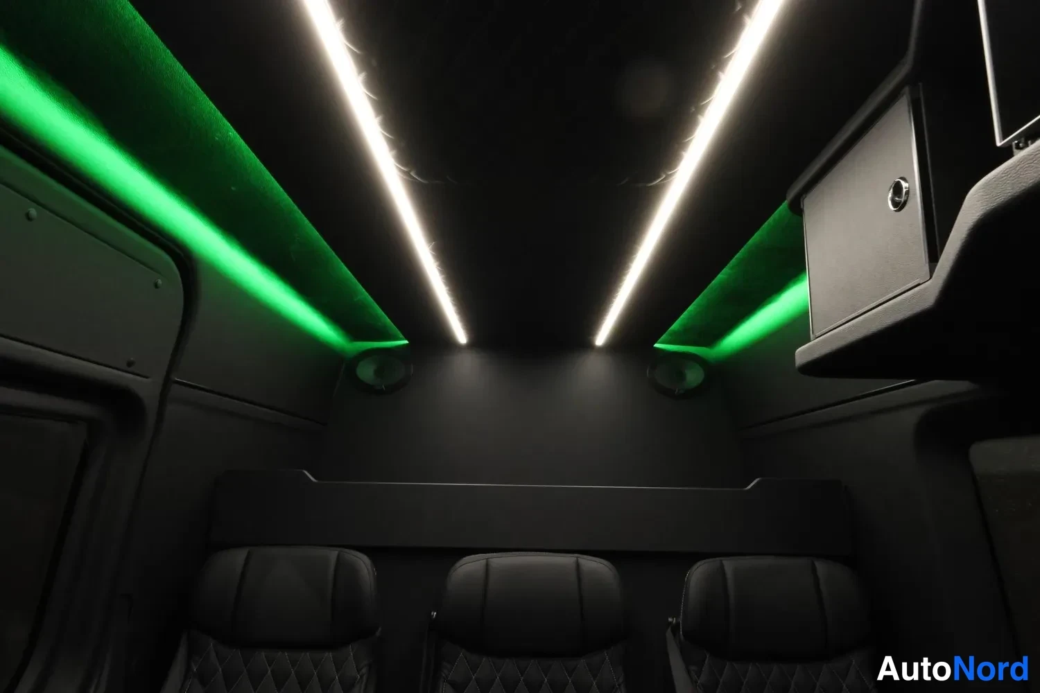 Punainen Mercedes-Benz Sprinter 2024, takaistuimet, kuva 22