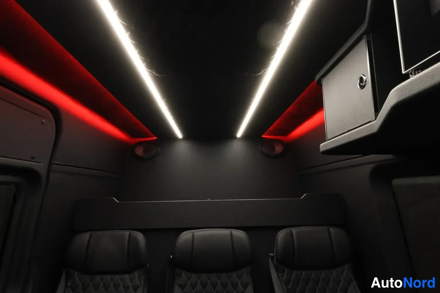 Punainen Mercedes-Benz Sprinter 2024, takaistuimet, kuva 23