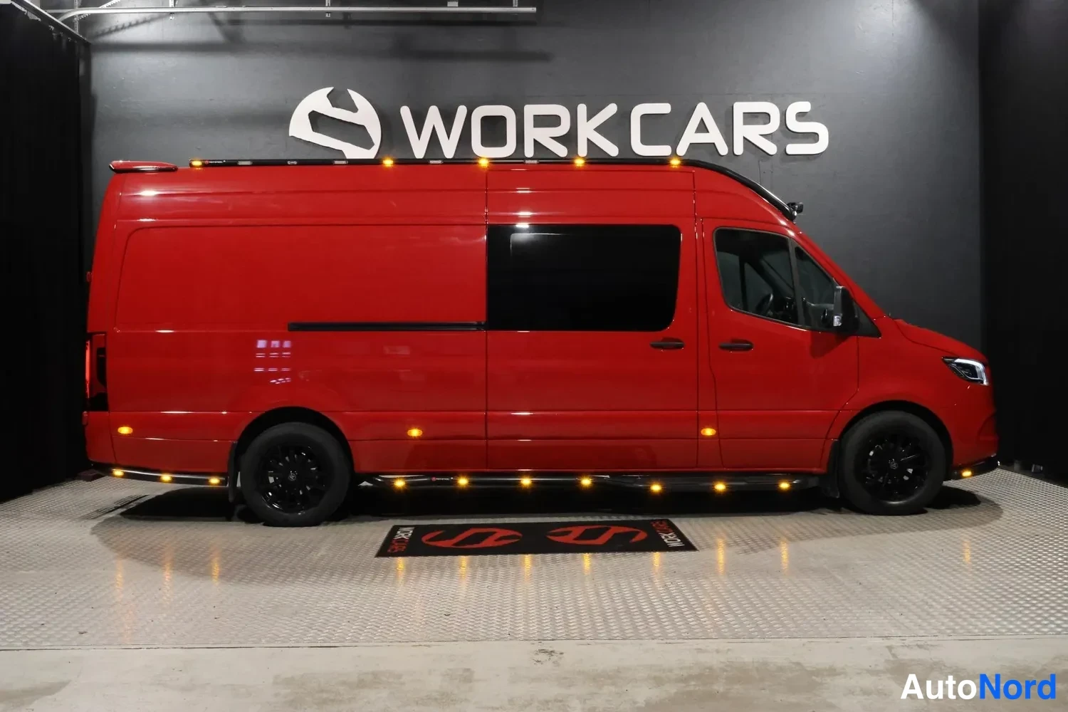 Punainen Mercedes-Benz Sprinter 2024, sivulta, kuva 5
