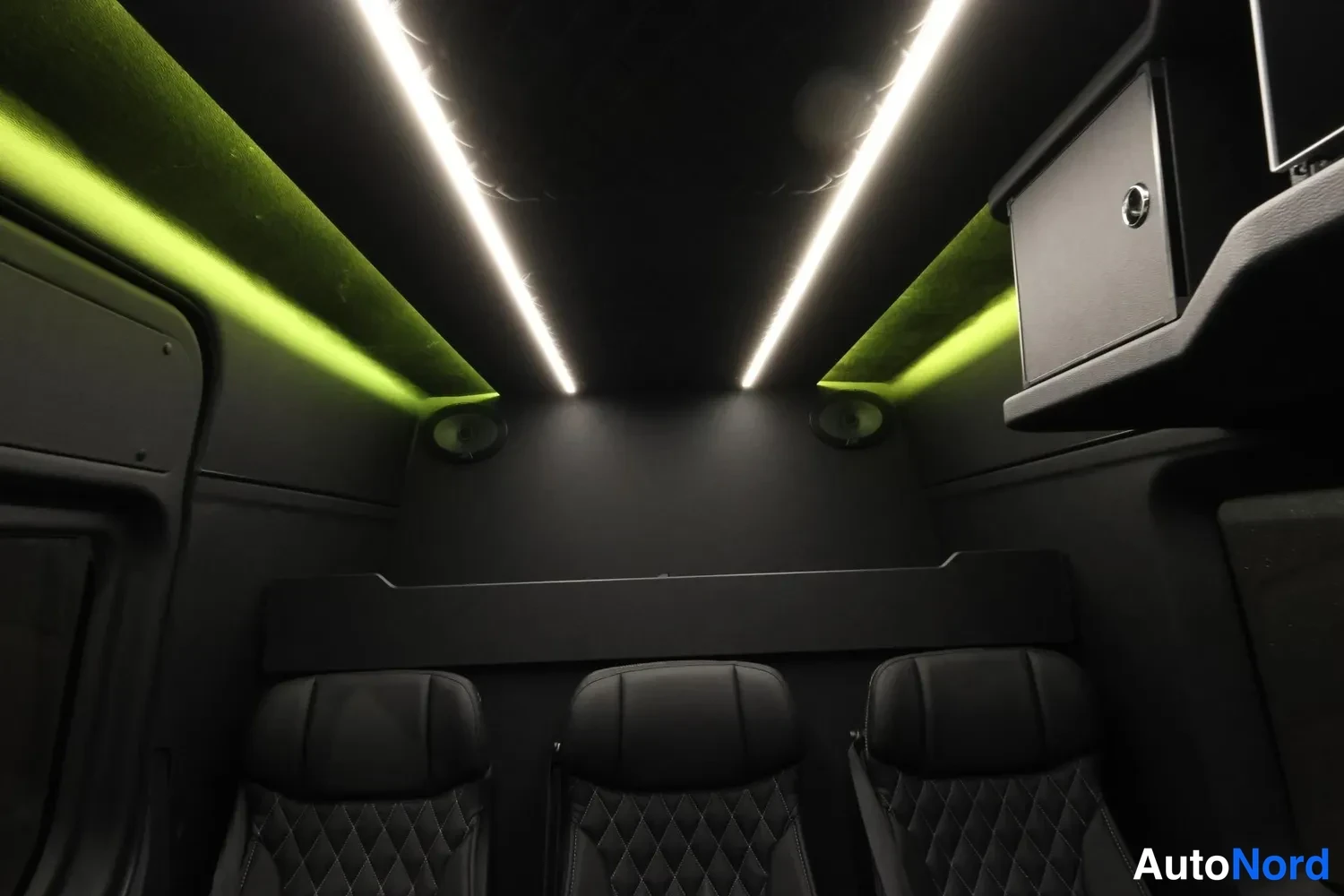 Punainen Mercedes-Benz Sprinter 2024, takaistuimet, kuva 25