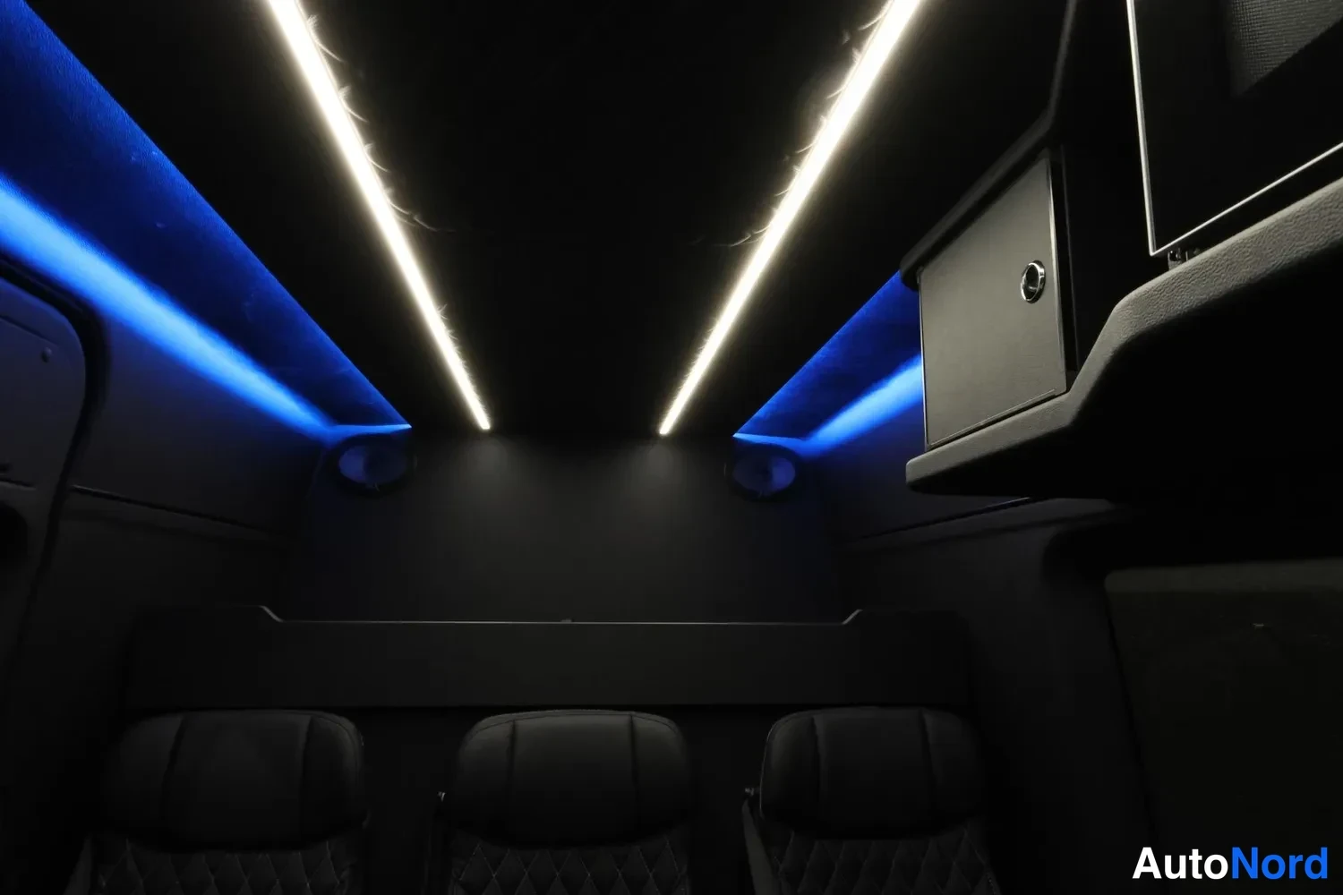 Punainen Mercedes-Benz Sprinter 2024, takaistuimet, kuva 26