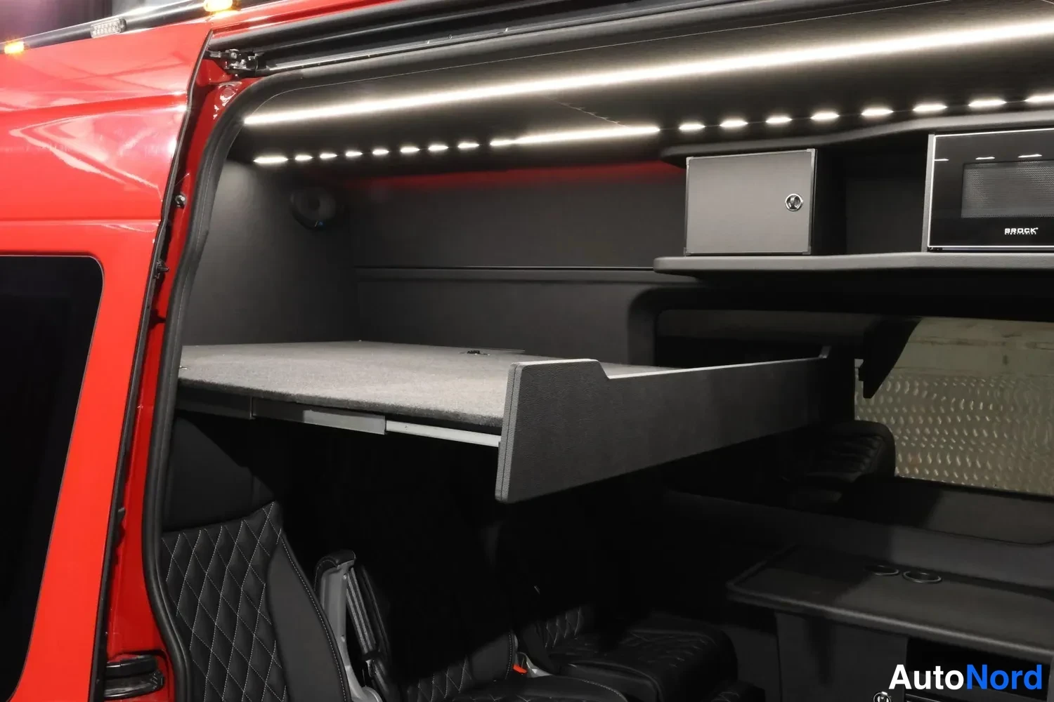 Punainen Mercedes-Benz Sprinter 2024, ohjaamo, kuva 12