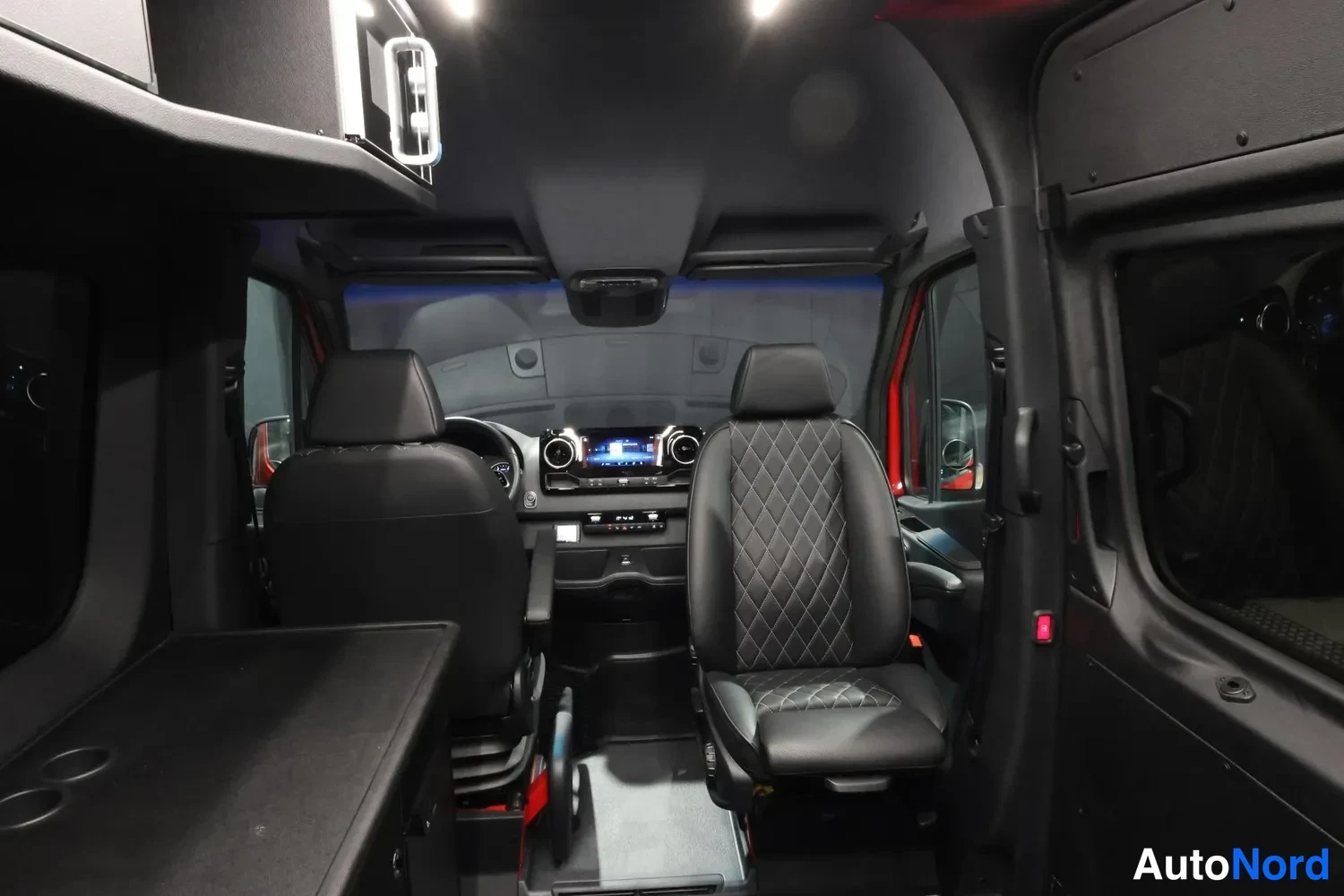 Punainen Mercedes-Benz Sprinter 2024, ohjaamo, kuva 8