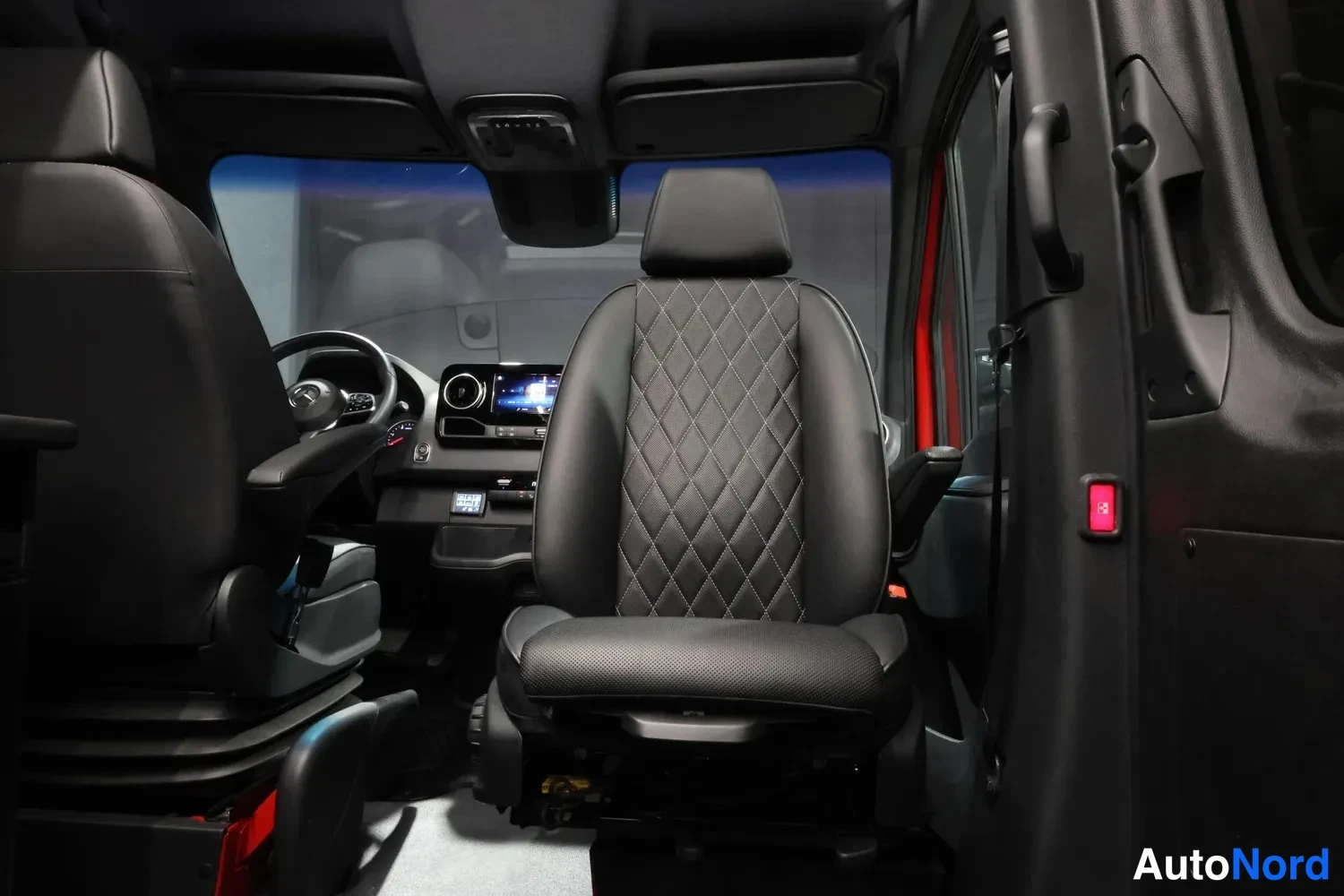 Punainen Mercedes-Benz Sprinter 2024, etuistuimet, kuva 13