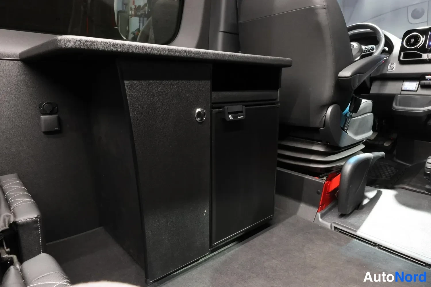 Punainen Mercedes-Benz Sprinter 2024, etuistuimet, kuva 14