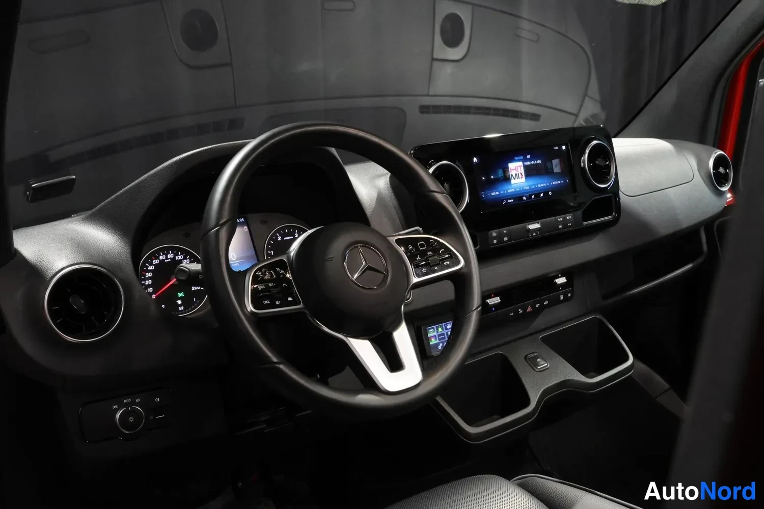 Punainen Mercedes-Benz Sprinter 2024, ohjaamo, kuva 9
