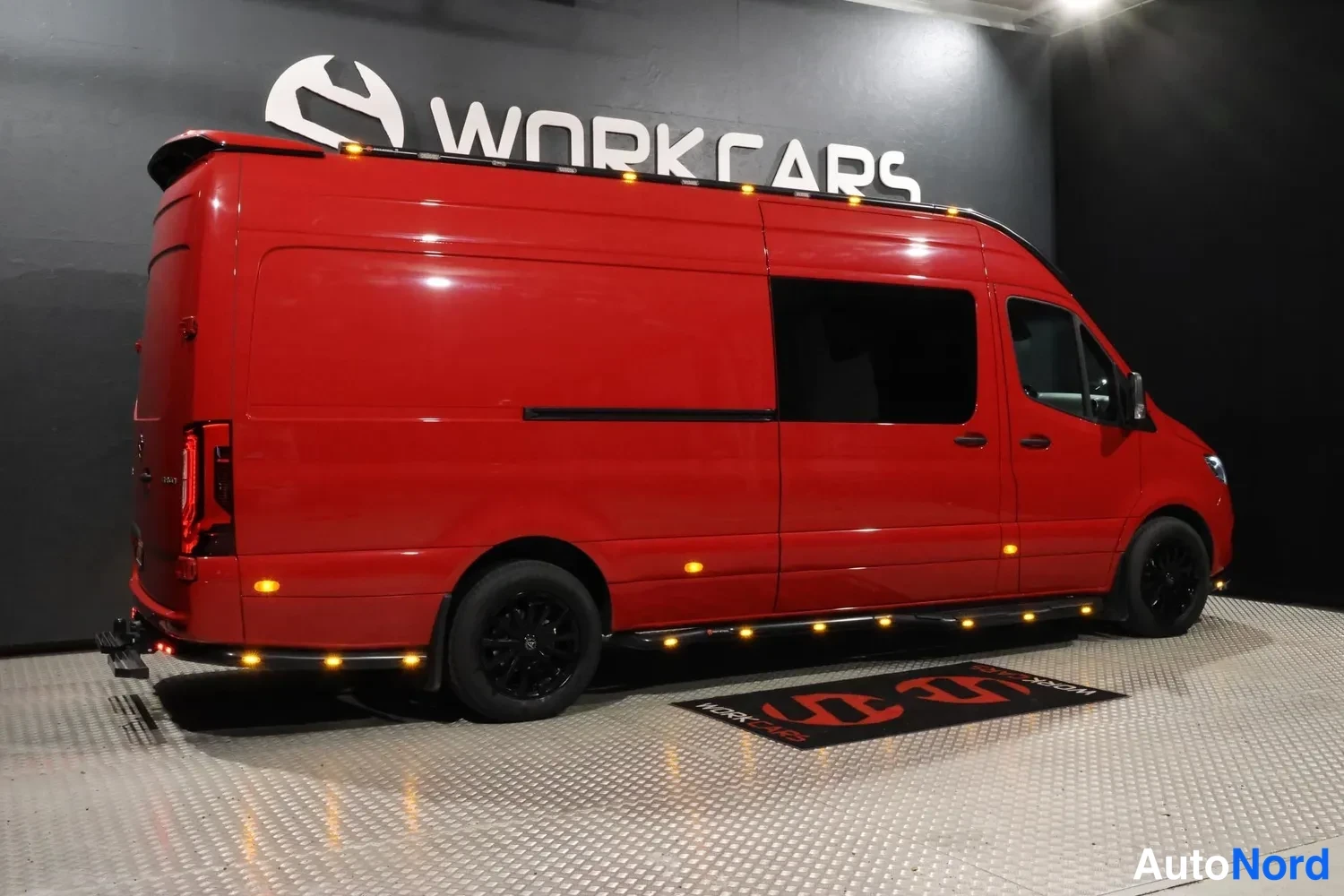 Punainen Mercedes-Benz Sprinter 2024, takaviisto, kuva 7