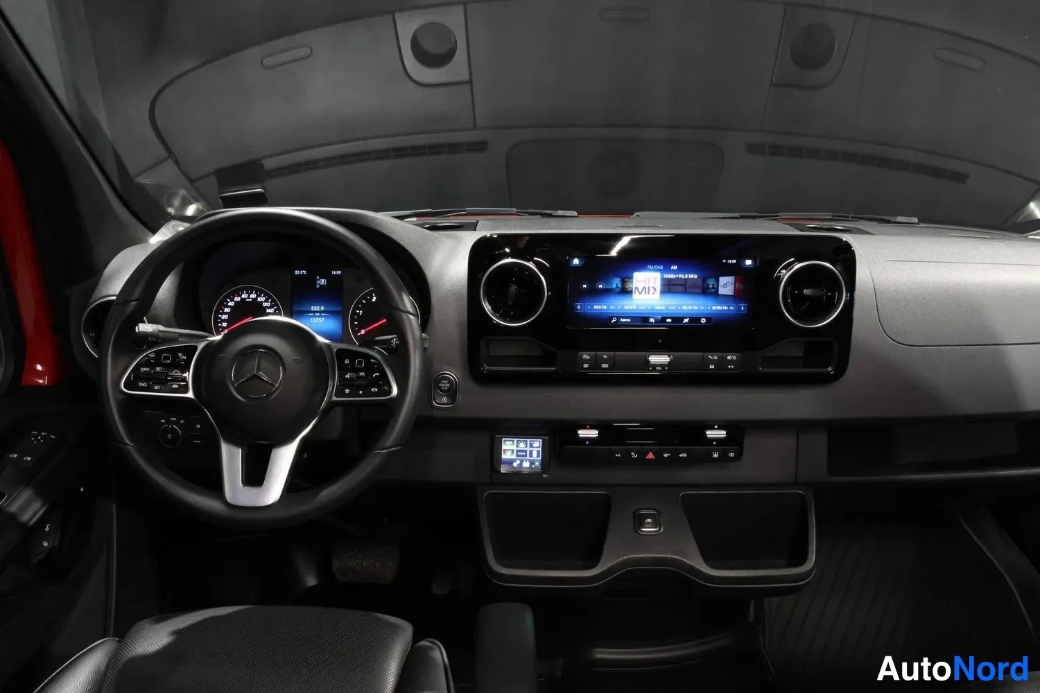 Punainen Mercedes-Benz Sprinter 2024, ohjaamo, kuva 10