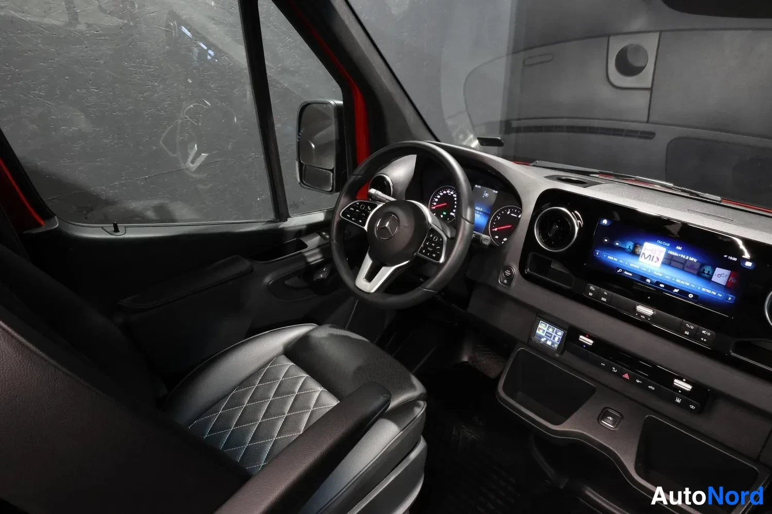 Punainen Mercedes-Benz Sprinter 2024, etuistuimet, kuva 15