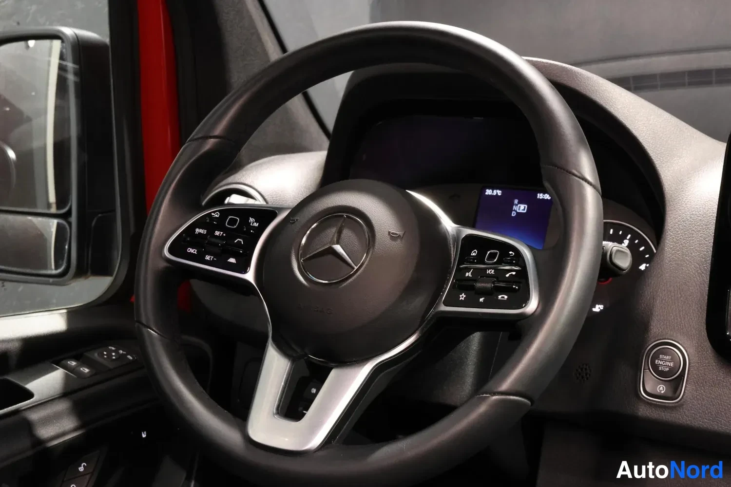 Punainen Mercedes-Benz Sprinter 2024, ohjaamo, kuva 11