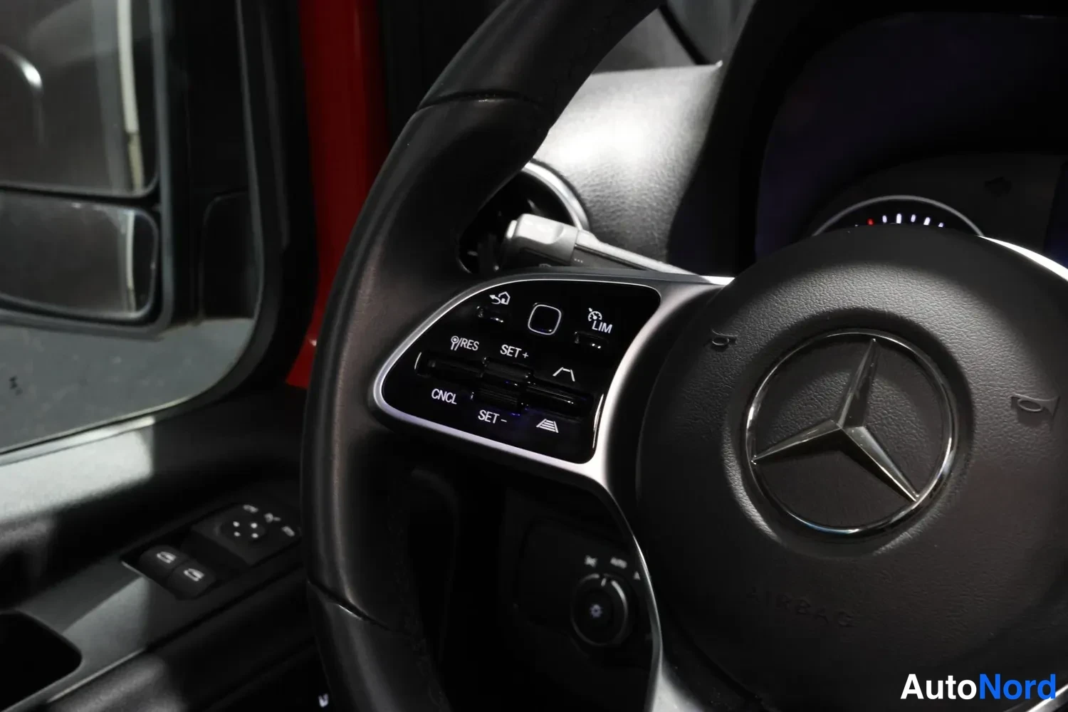 Punainen Mercedes-Benz Sprinter 2024, yksityiskohta, kuva 33