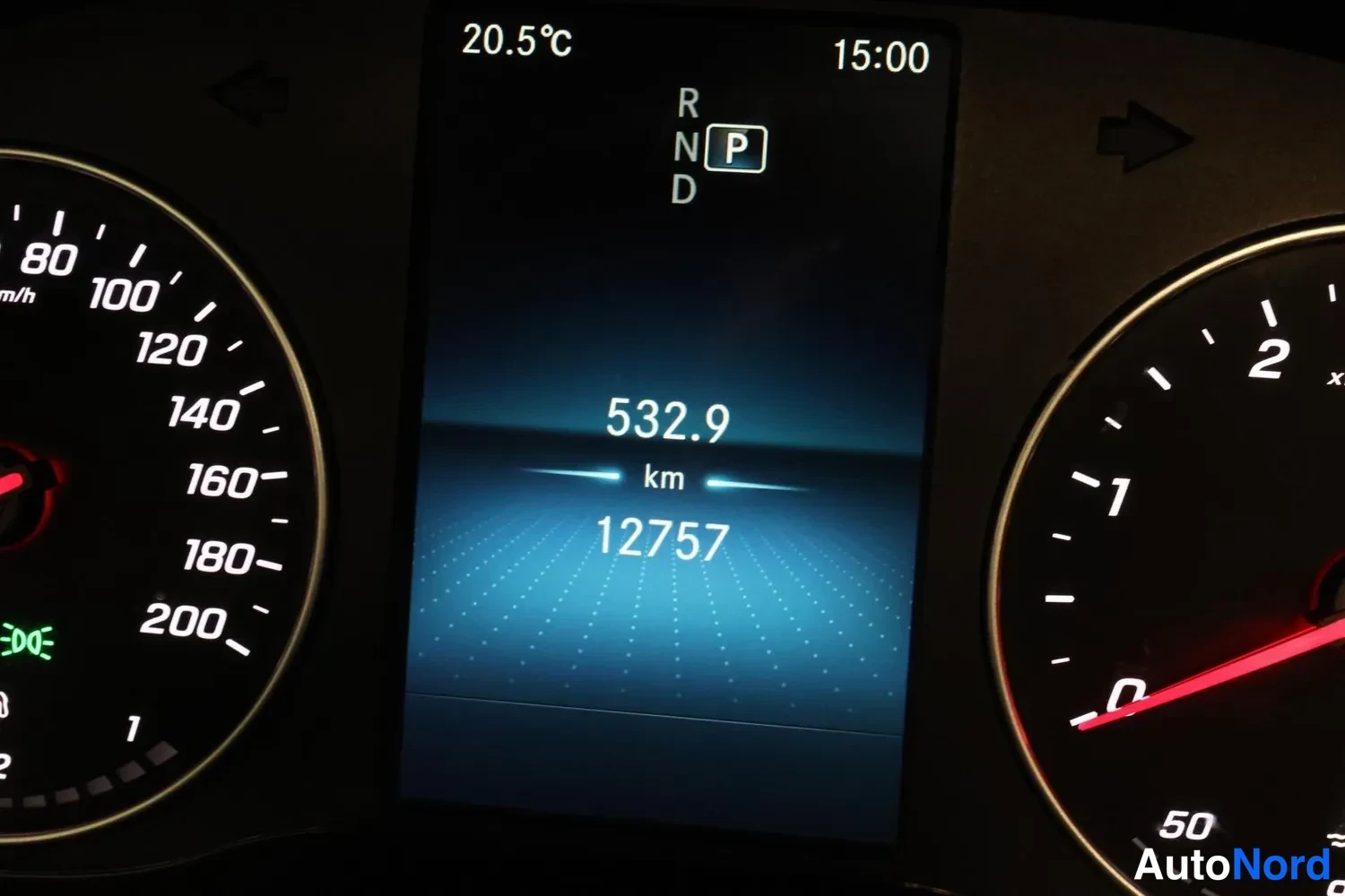 Punainen Mercedes-Benz Sprinter 2024, yksityiskohta, kuva 35