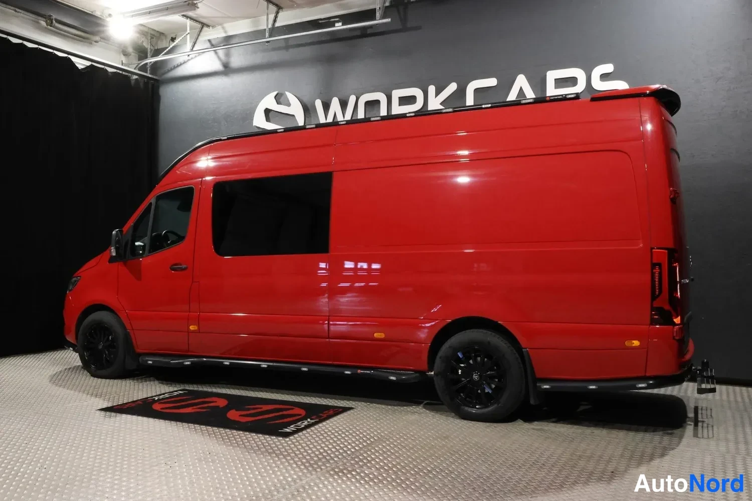 Punainen Mercedes-Benz Sprinter 2024, takaviisto, kuva 6