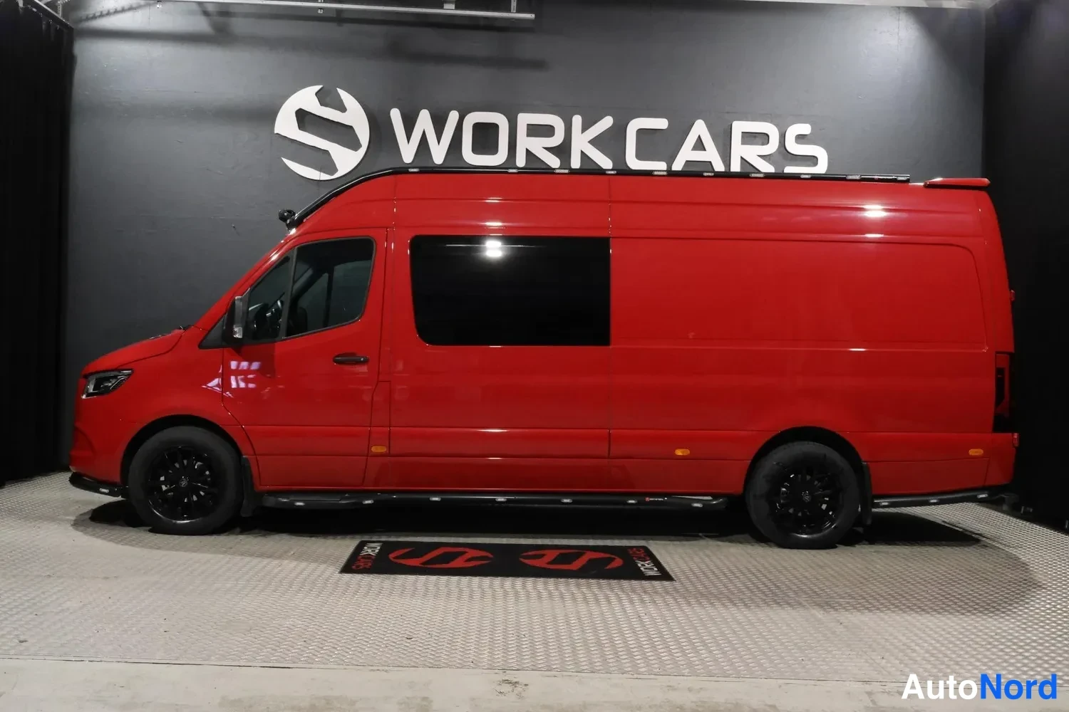 Punainen Mercedes-Benz Sprinter 2024, etuviisto, keula vasemmalle, kuva 2