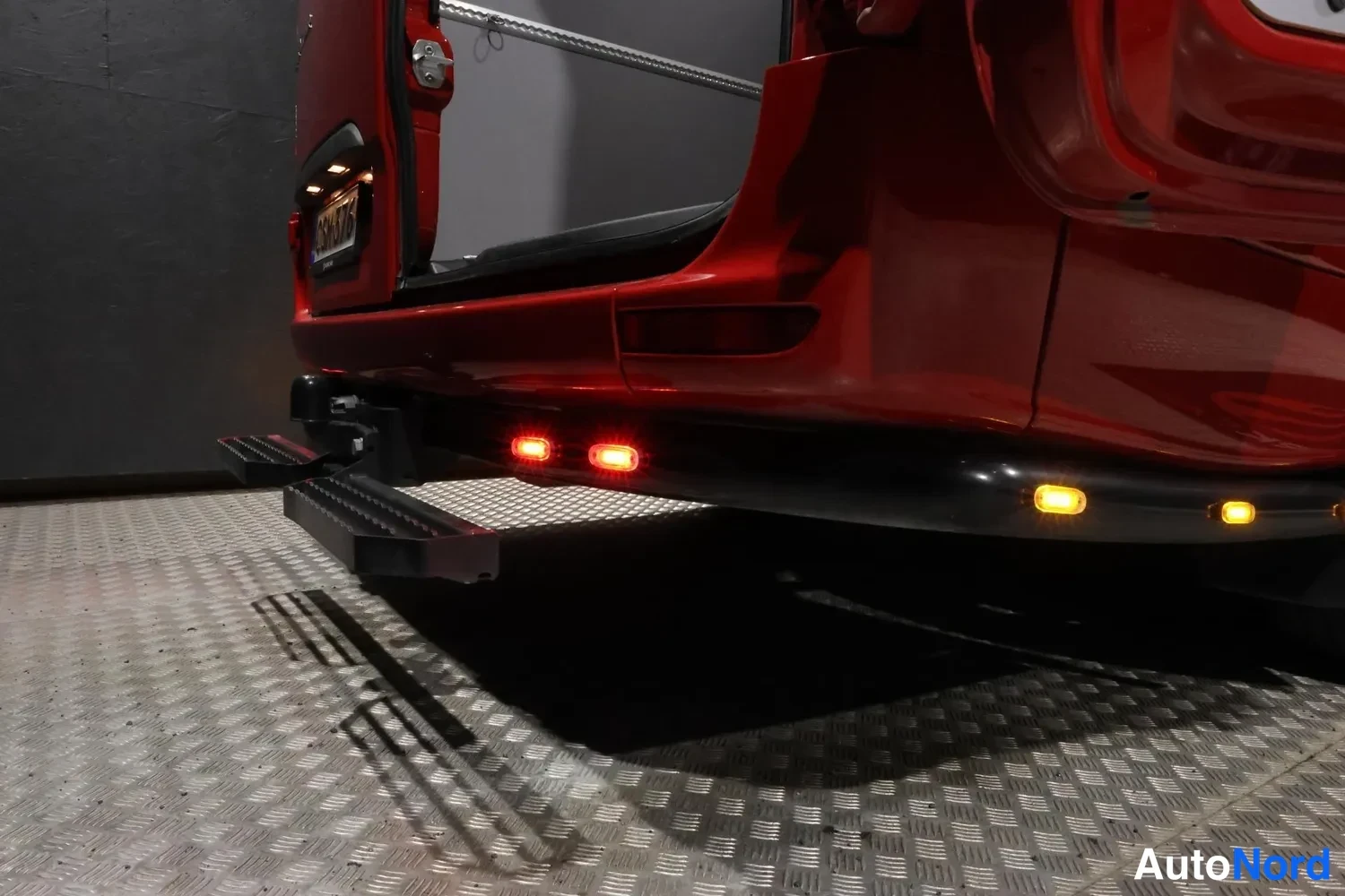 Punainen Mercedes-Benz Sprinter 2024, yksityiskohta, kuva 29