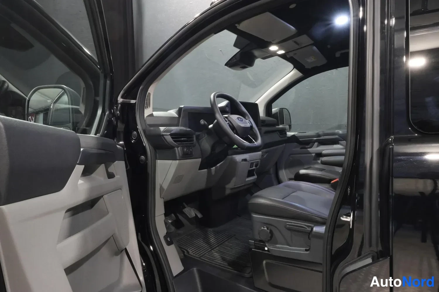 Svart Ford Transit Custom 2025, förarplats, bild 13