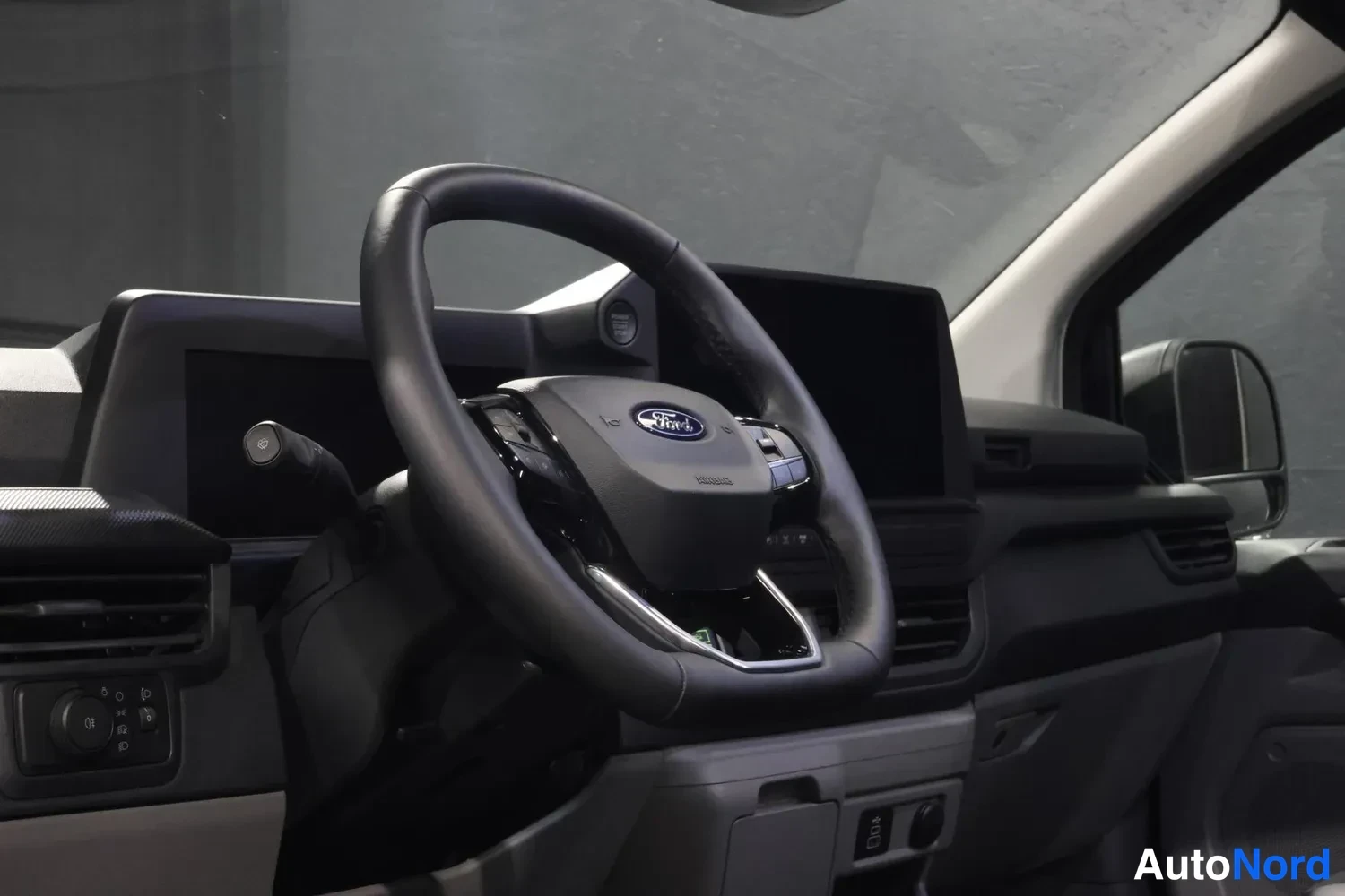 Svart Ford Transit Custom 2025, förarplats, bild 14